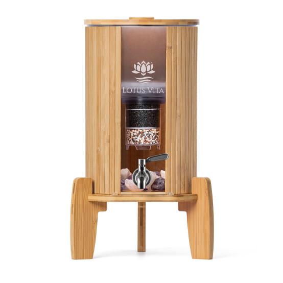 Wasserspender aus Glas und Bambus