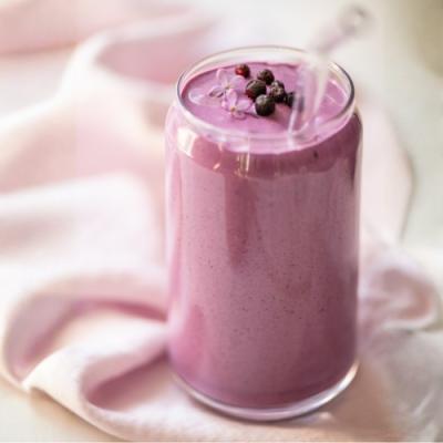 Blaubeer Protein Shake mit Hüttenkäse, Leinsamen und Mandelmus