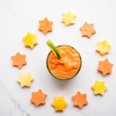 Gemüse Smoothie Rezept mit Süßkartoffel. Im Glas arrangiert mit Gemüse-Sterne und einem Stück Limette.
