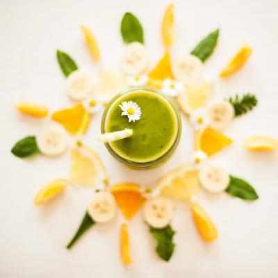 Grüne Smoothies Rezepte für Anfänger mit Orange, Aprikose und Wildkräutern.