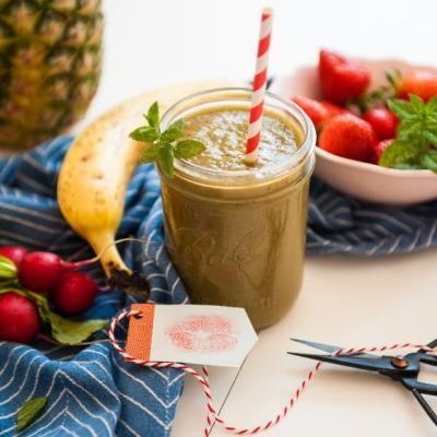 Green smoothies recipes for beginners with banana, strawberry and pineapple.