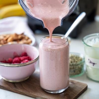 Himbeer Protein Shake mit Skyr, Datten, Kakao und Haselnussmus