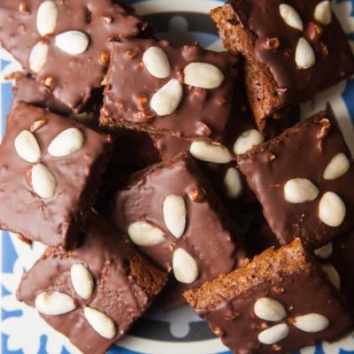 Lebkuchen Rezept: Mit Schokoladenüberzug und Mandeln.
