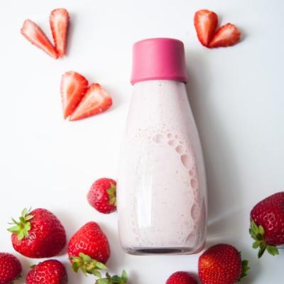 Almond milk recipe with strawberries