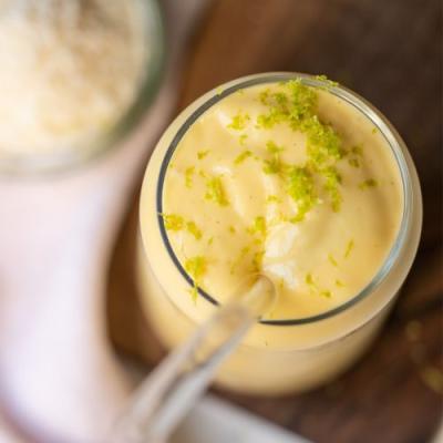 Mango Protein Shake mit Magerquark und Toppings aus Hanfsamen und Kokosraspeln