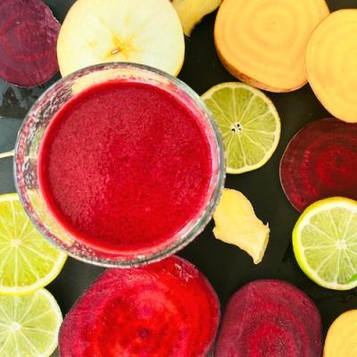 Rote-Beete-Saft mit Gelber Bete, Apfel, Limette und Ingwer