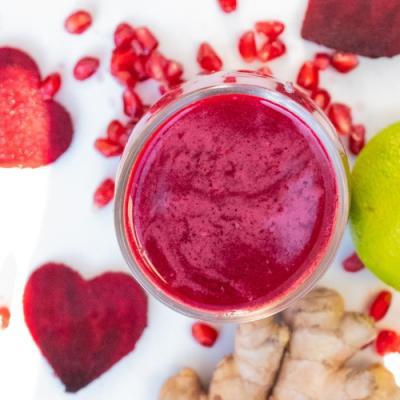 Rote-Beete-Saft mit Granatapfel. Apfel, Limette und Ingwer