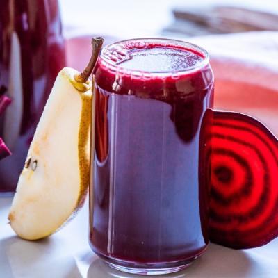 Rote-Beete-Saft mit Karotte, Birne, Kurkuma, Zitrone und Schwarzem Pfeffer