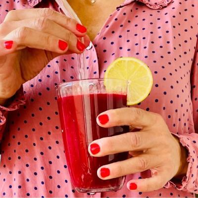 Rote-Beete-Saft mit Karotten, Birne, Kurkuma und Zitronen