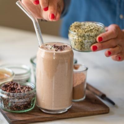 Schoko Protein Shake mit Ricotta, Datten, Kakao und Haselnussmus