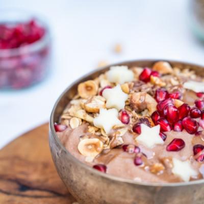 Winterliche Schoko-Nuss-Smoothie-Bowl