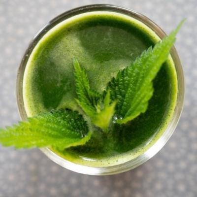 Wild herb juice with nettle, pineapple, zucchini and lime