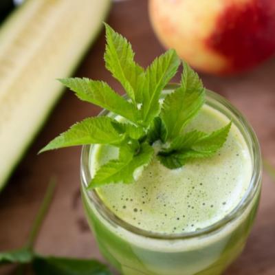 Wild herb juice with goutweed, apple, cucumber, mint and lemon