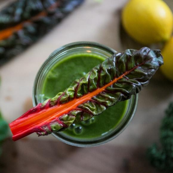 Green smoothies recipe for beginners with chard and mango