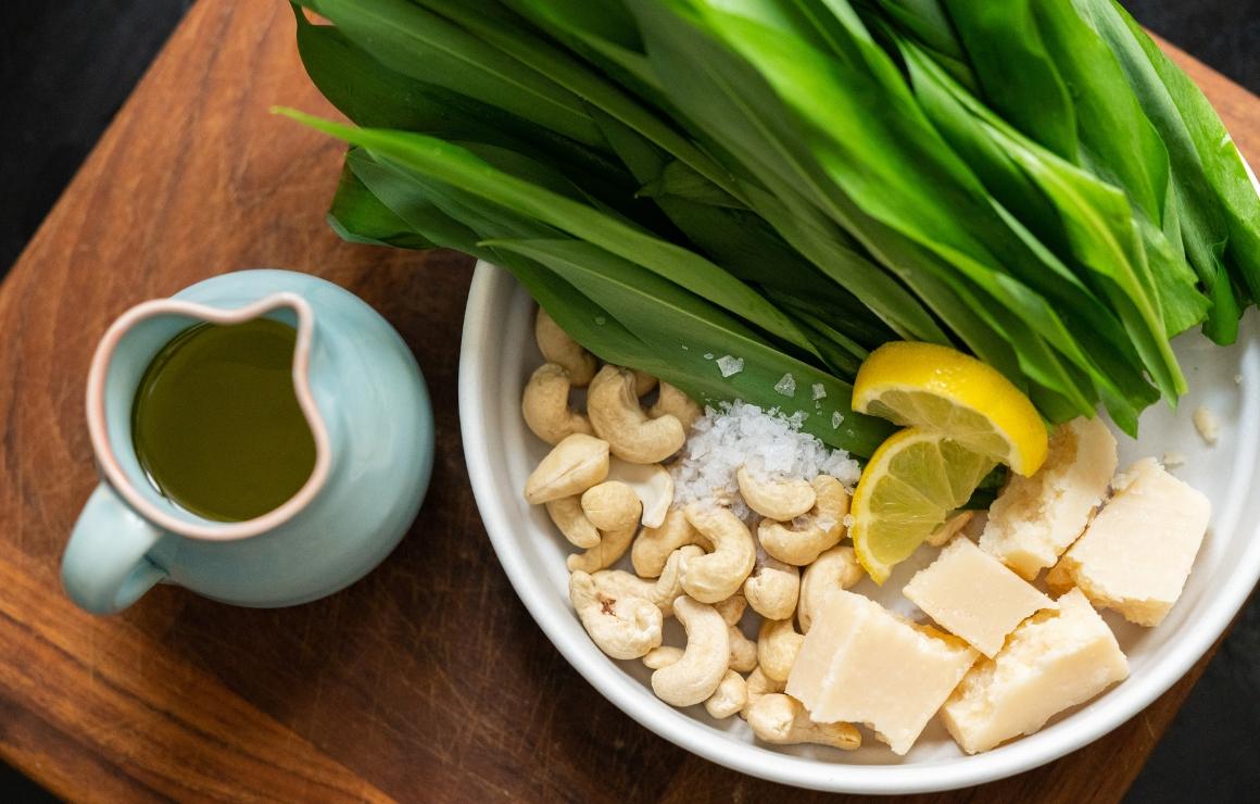 Bärlauchpesto mit Cashewnüssen und Parmesan