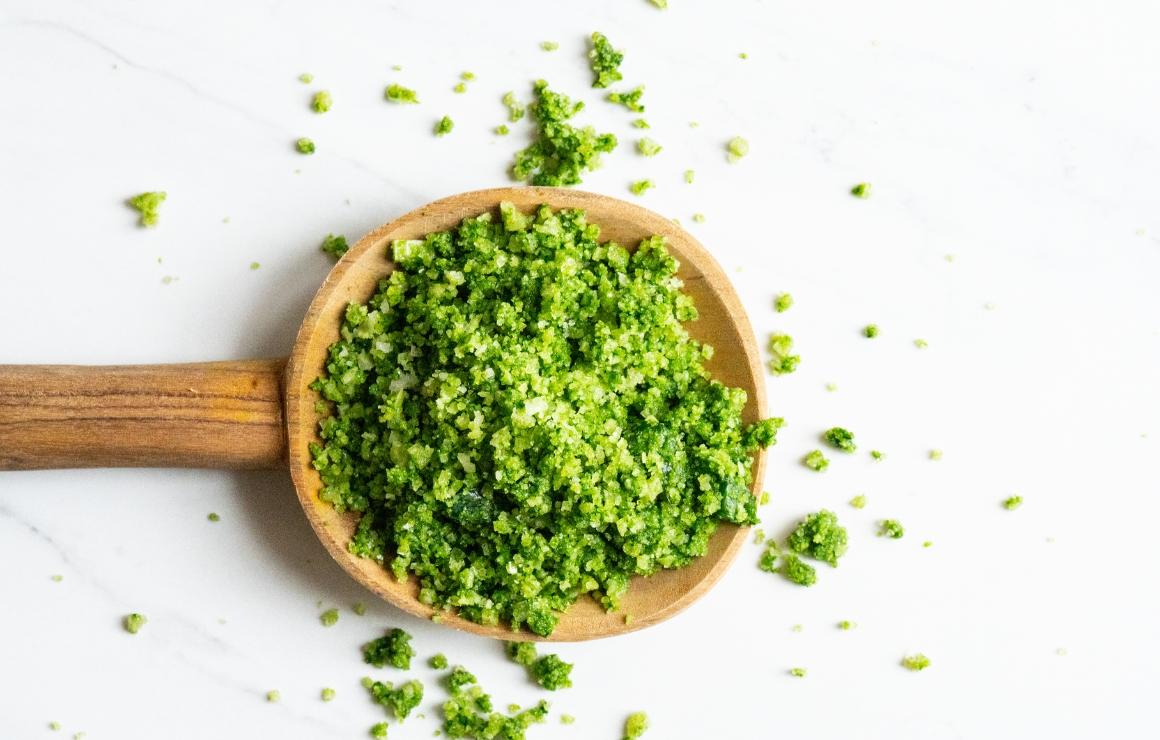 Bärlauchsalz auf einem Holzlöffel