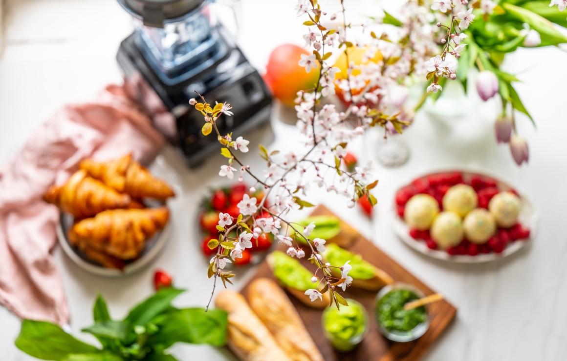 Gedeckter Tisch mit Bärlauchbutter, Bärlauchpesto und Bärlauchöl