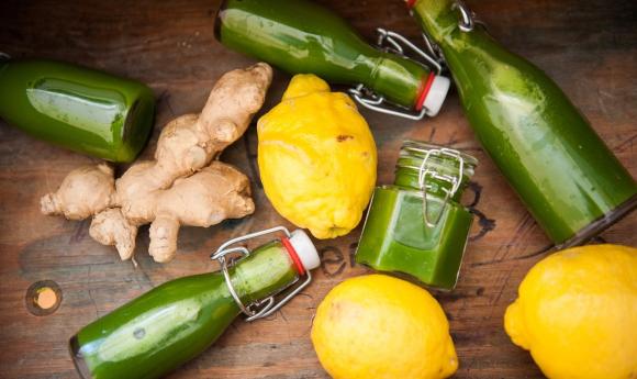 Basische Lebensmittel wie Salat, Äpfel und Zitrone