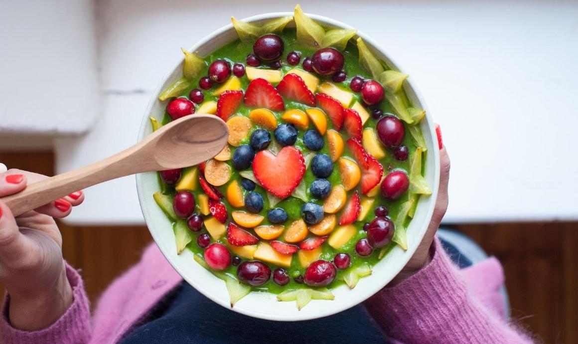 Detox Kur Smoothie serviert als Green Bowl mit vielen Früchte-Toppings.