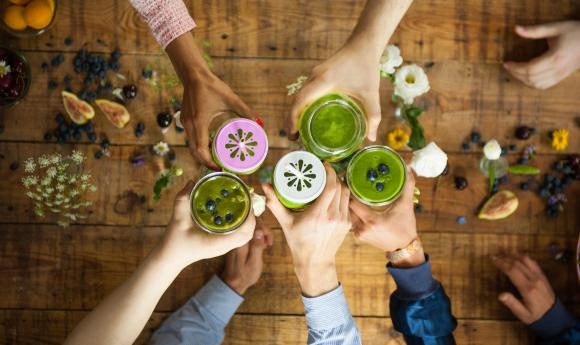 Mit Grünen Smoothies in Ball Mason-Jar-Gläsern anstoßen
