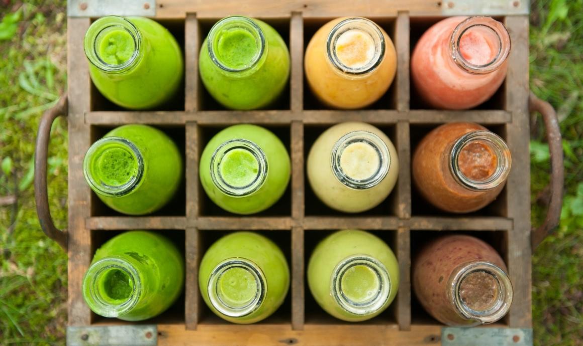 Grüne-Smoothie-Vielfalt in Flaschen