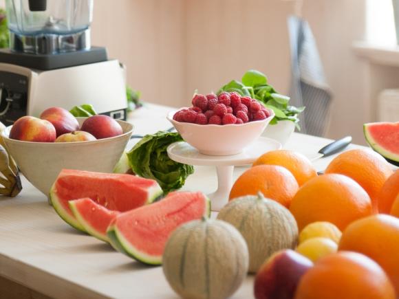 Tisch mit Cantaloupe- und aufgeschnittener Wassermelonen