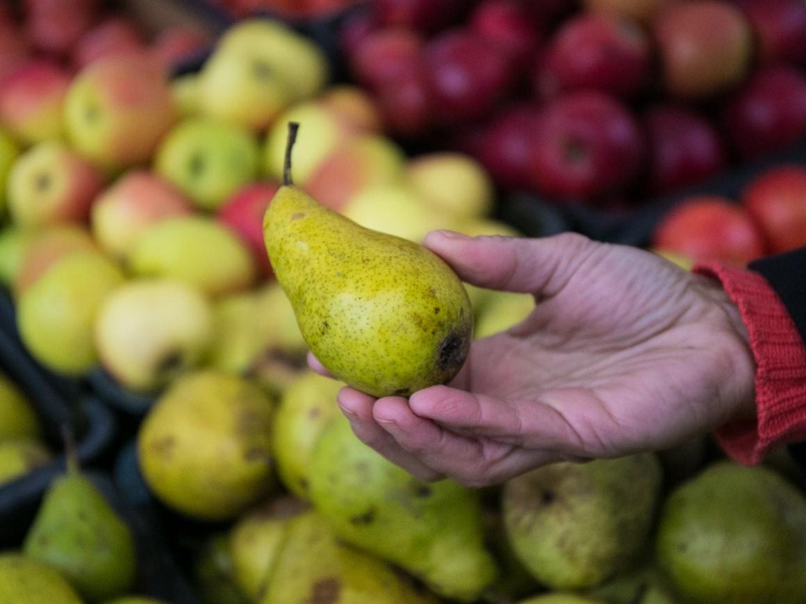 Birnen und Äpfel auf einem Wochenmarkstand.
