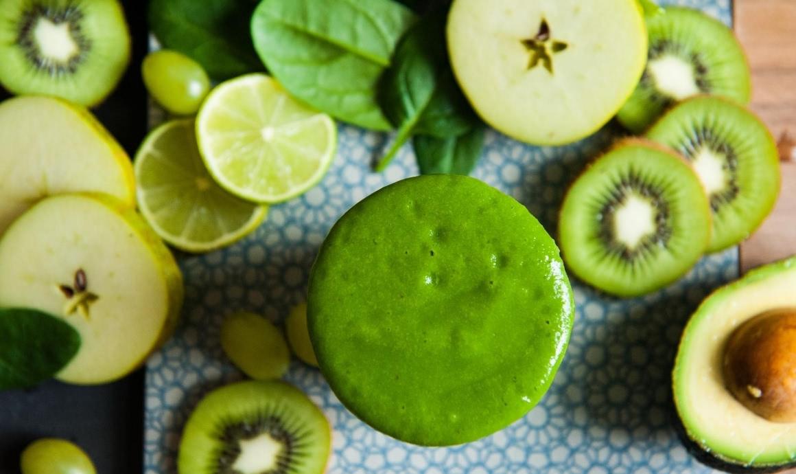 Grüner Smoothie mit Avocado als sätti­gende Mahlzeit am Inter­vall­fasten-Tag