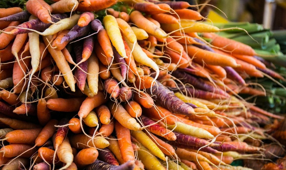 Frische Karotten auf dem Wochenmarkt