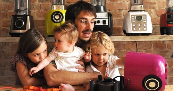 Markus Wesseloh und Kinder bauen einen Mixer auseinander