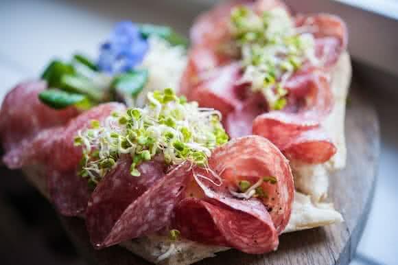 Salami-Stulle mit Kresse