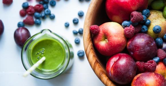 Apfel Smoothie Rezept mit Wild­kräutern