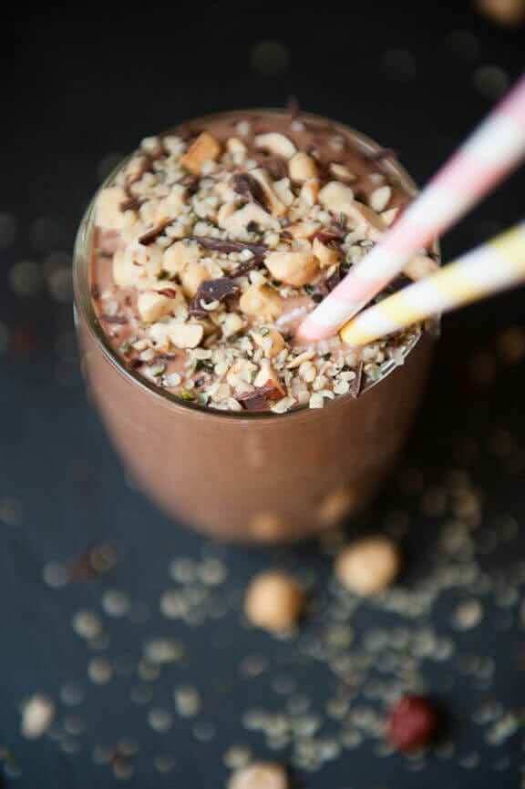 Chia-Samen-Rezept: Chia-Schoko-Drink mit Nüssen, Hanfsamen und Kakao-Nibs