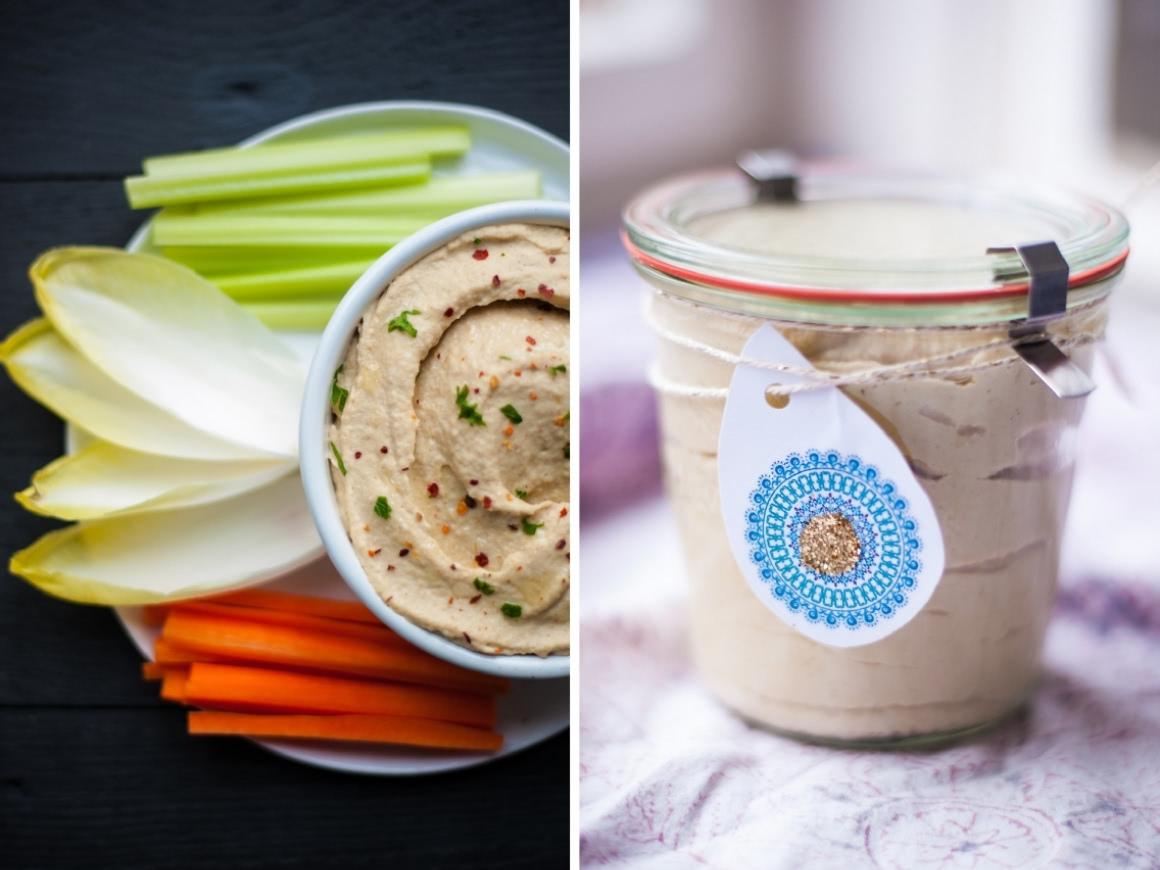 Collage aus zwei Bildern mit Hummus im Weckglas sowie auf dem Teller mit Gemüsestocks aus Karotten, Staudensellerie und Chicorée
