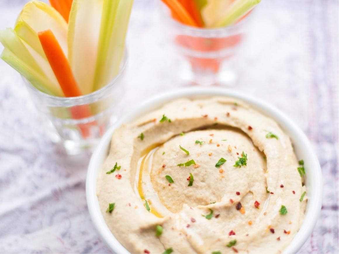 Hummus Rezept: Schale mit Hummus gefüllt und Gemüsesticks