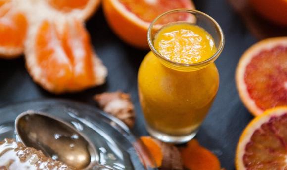 Ingwer-Shot-Rezepte mit Kurkuma, Pfeffer und Honig zubereiten