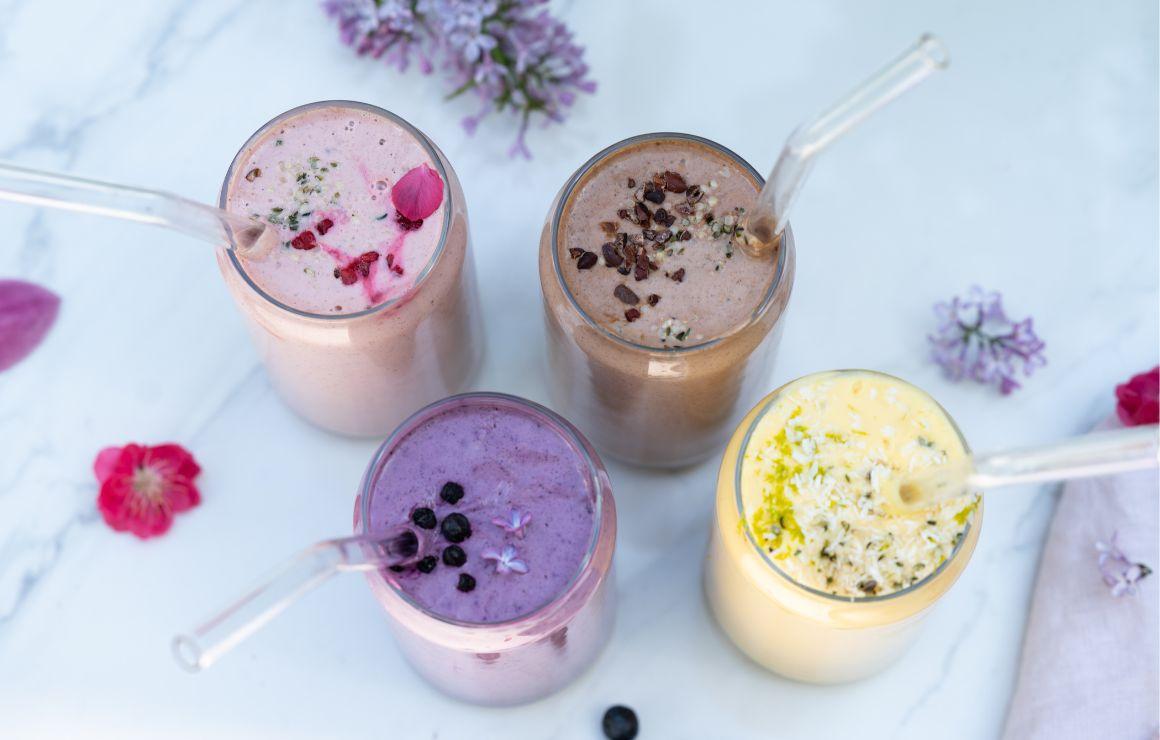 Vier Protein Shakes von oben fotografiert