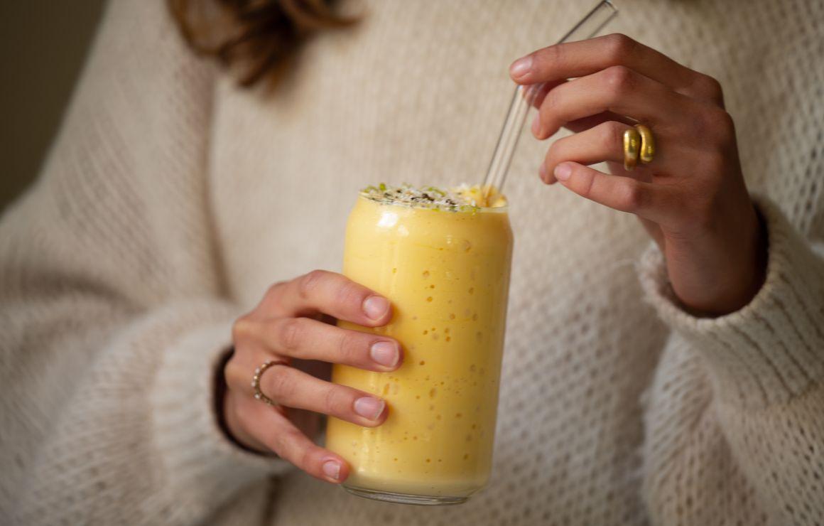 Protein-Mango-Shake mit Orangensaft, Ahornsirup und Vanille-Extrakt