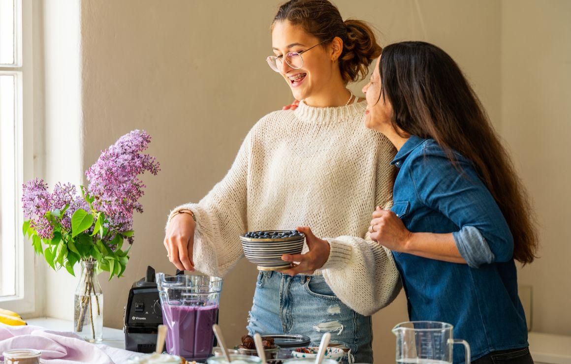 Protein Shake selber machen: Nala (links) und Carla beim Mixen 