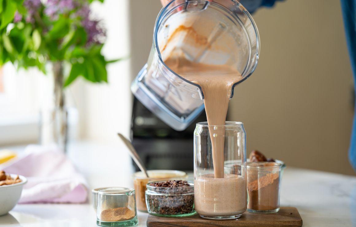 Schoko-Protein-Shake mit Kakao, Haselnusmus und Datteln