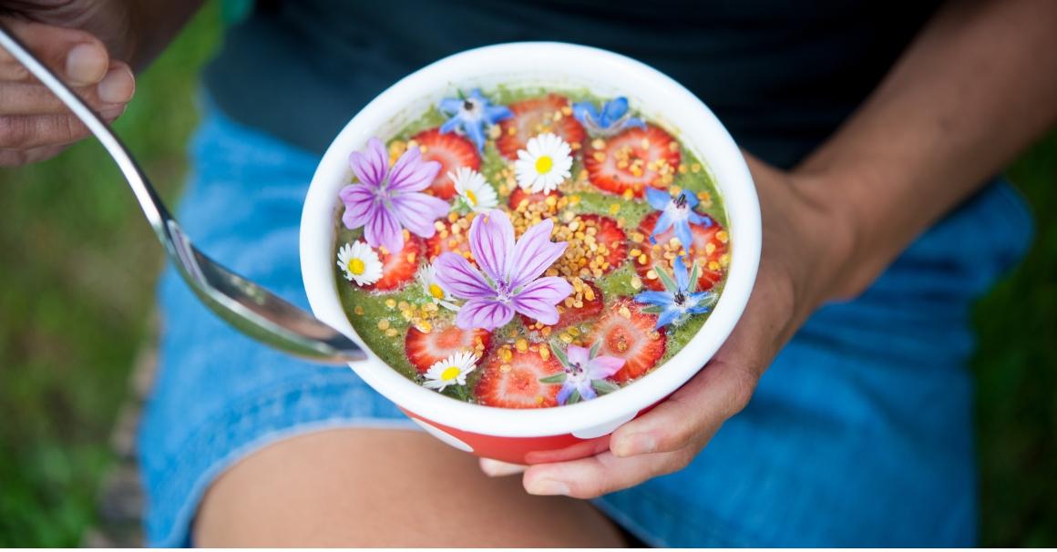 Smoothie Bowl Rezepte mit bunten Toppings aus Früchten, Blütenpollen und Blüten