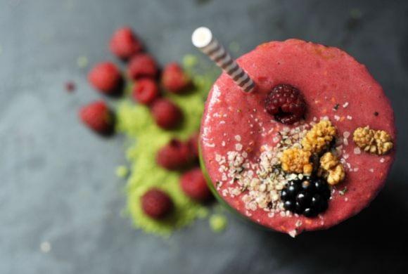 Weizengras-Smoothie mit Topping aus Maulbeeren, Himbeere, Brombeere und Hanfsamen