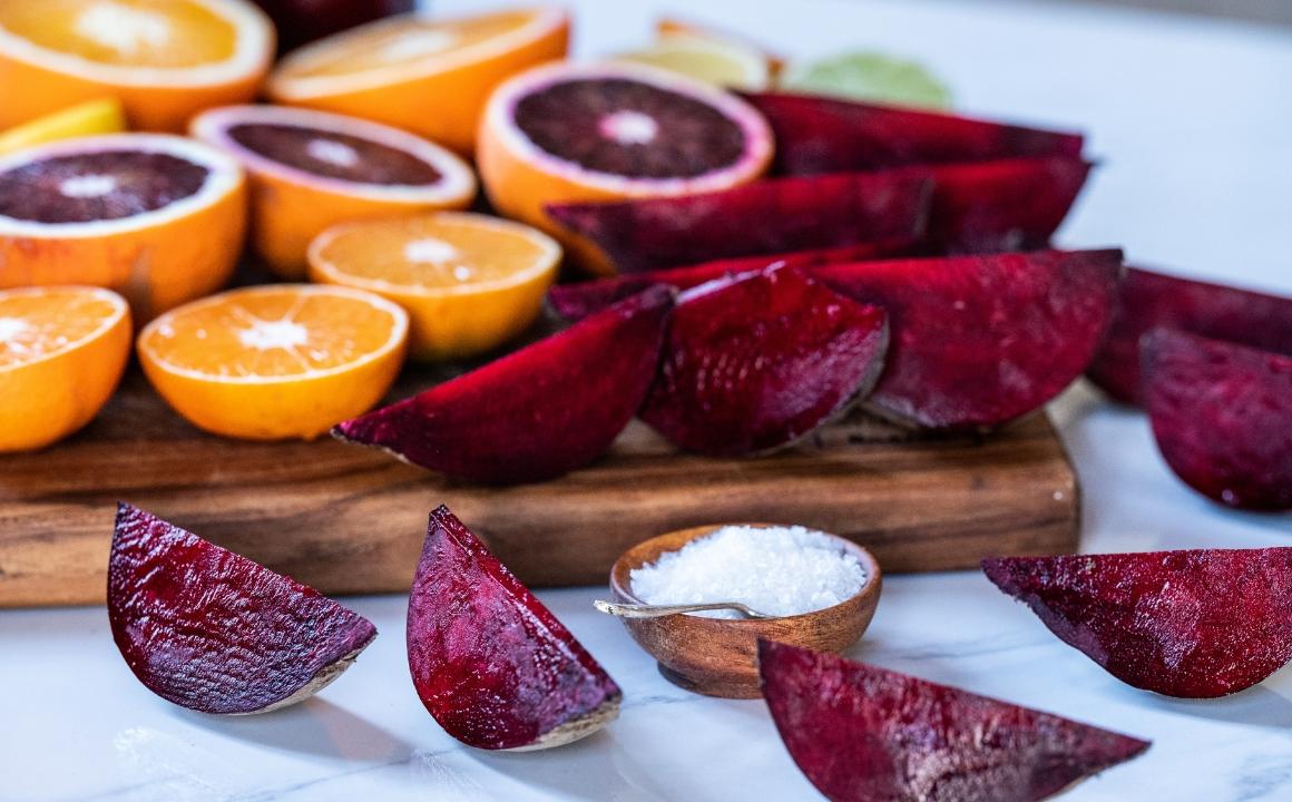 Aufgeschnitte Orangen, Blutorangen, Zitronen und Limette mit Rote-Bete-Stücken