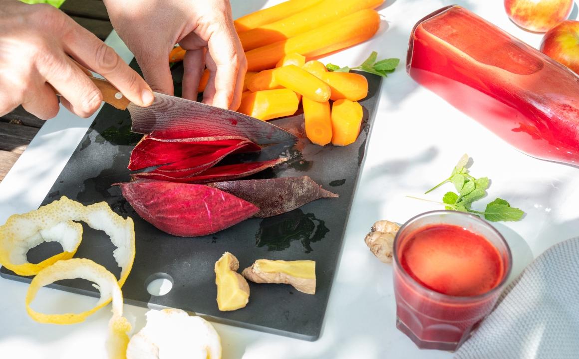 Rote Saft Zutaten vorbereiten und klein schneiden