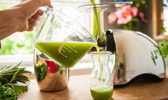 Selleriesaft mit dem Slow Juicer herstellen