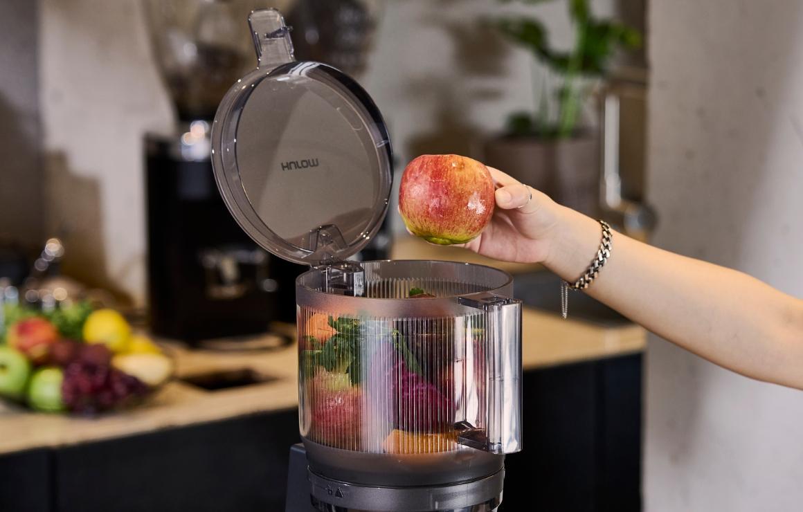 Hurom CP50: ganze Äpfel in die 3-Liter-Einfüllkammer geben