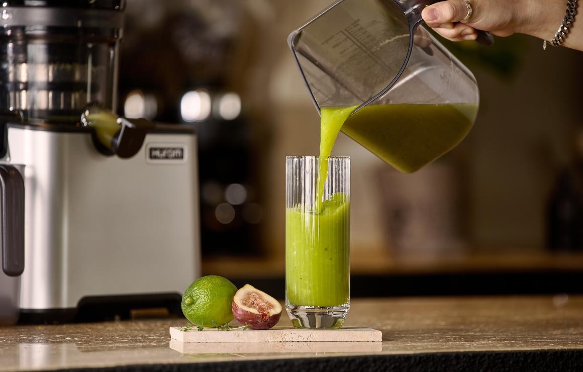 Frisch entsafteter grüner Saft aus dem Hurom CP50