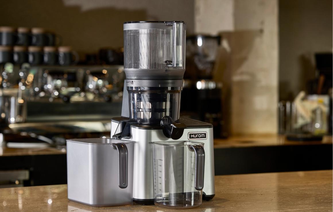 Hurom CP50 Slow Juicer mit Saft- und Tresterbehälter