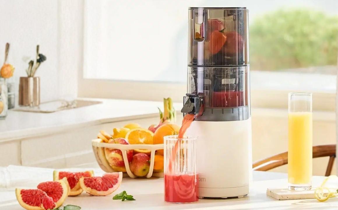 Saft aus dem Hurom E30-ST entnehmen