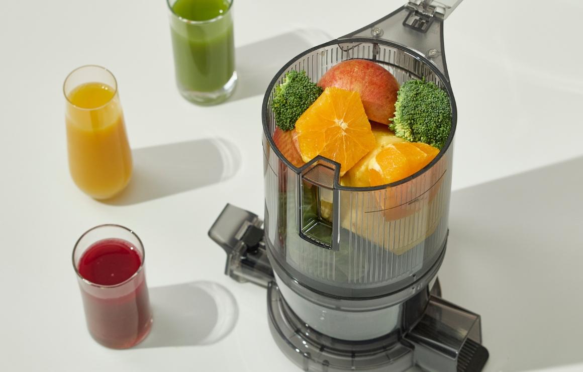 Hurom H80-ST mit komplett befüllter Einfüllkammer